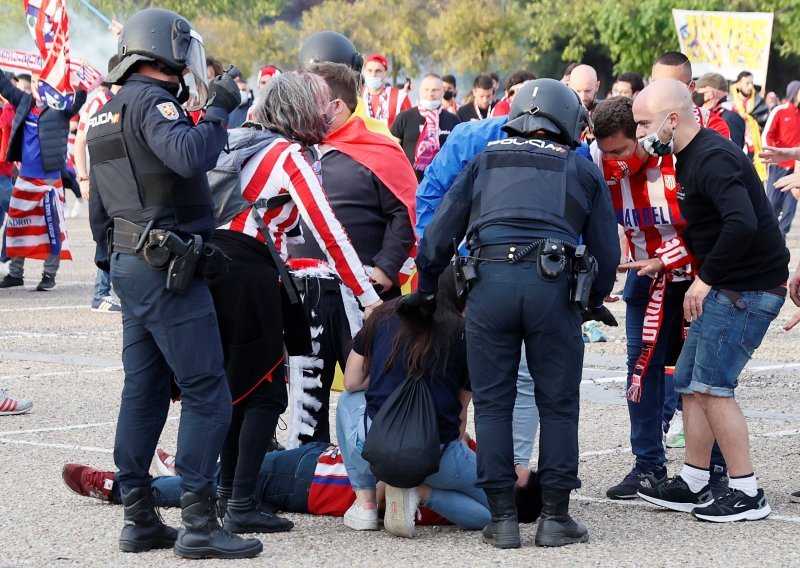 [FOTO] Kaos na ulicama Madrida; policija pendrecima na navijače Atletica, a gradonačelnik strahuje da bi posljedice proslave mogle biti strašne