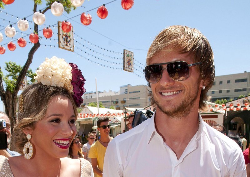 Rakitićeva Raquel objavila fotografiju u vrućim hlačicama i dekolteu do pupka: 'Stvorena si za modela'