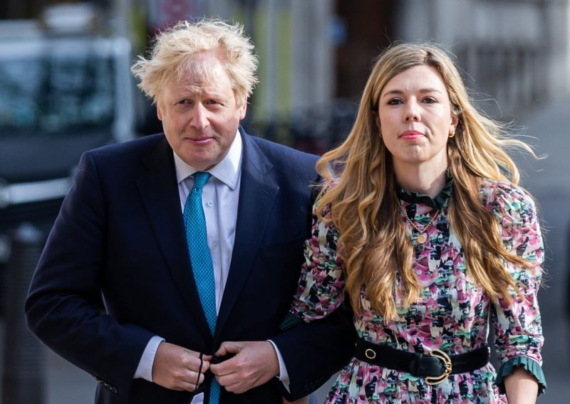 Ljetna svadba priprema se u strogoj tajnosti: Britanski premijer Boris Johnson i zaručnica poslali pozivnice za vjenčanje
