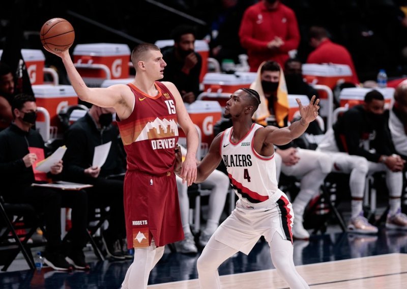 Pogledajte kako je Srbin Jokić uništio Portland i najboljeg BiH igrača Nurkića; Grk Giannis ispisao povijest NBA lige čudesnim rekordom