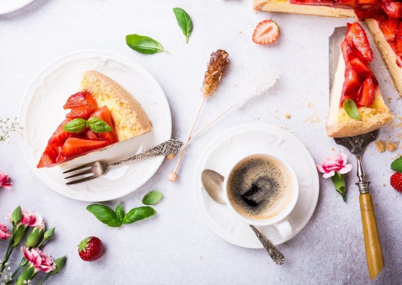 Idealan uz kavu, čaj ili slatki doručak: Sočni kolač od jagoda koji ćete obožavati u svako doba dana