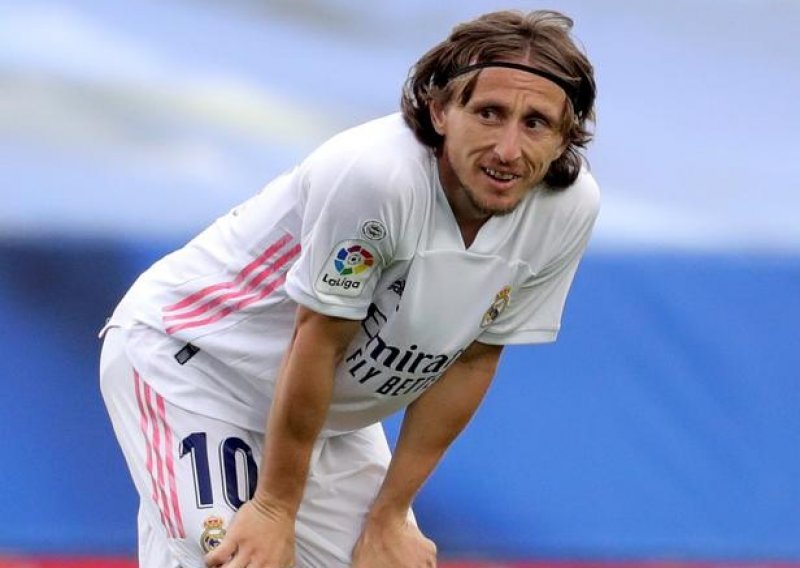 Sada je i službeno! Luka Modrić ne ide nikuda iz Real Madrida. Potpisao je novi ugovor pa poslao poruku koja je oduševila navijače