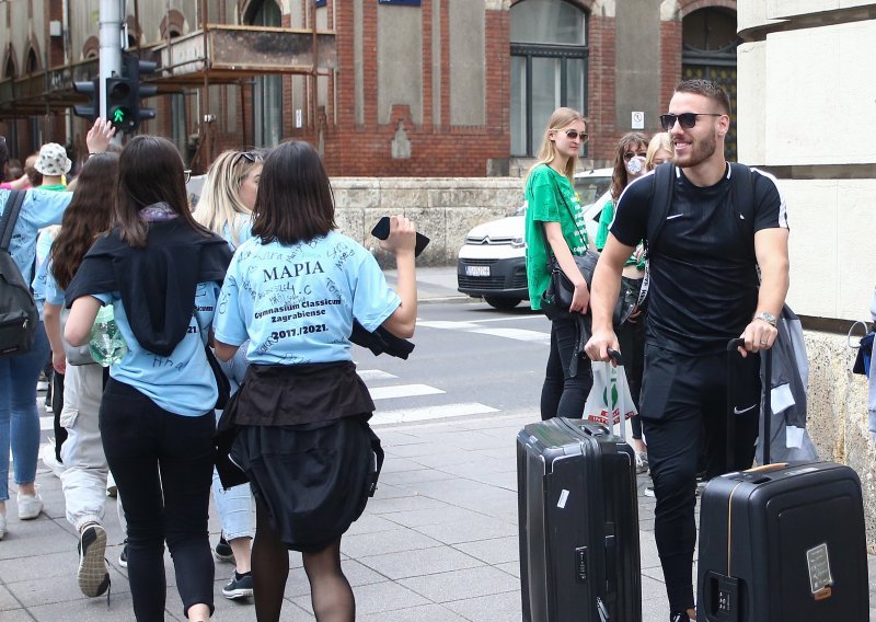 [FOTO] Počela akcija Euro za hrvatske nogometaše; pogledajte kako su zagrebački maturanti napravili pomutnju u centru grada među Dalićevim zvijezdama