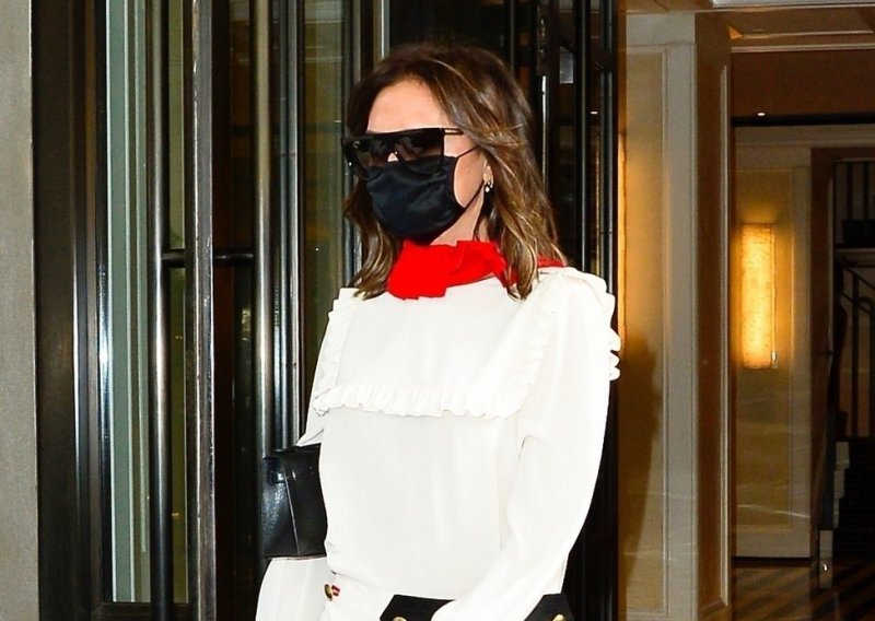 Victoria Beckham dobro zna kako privući poglede, pa čak i kada nosi bijelu haljinu