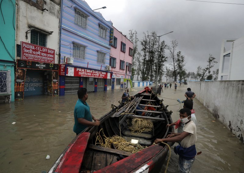 Ciklon Yaas pogodio Indiju: Uništeni domovi, zatvorena zračna luka
