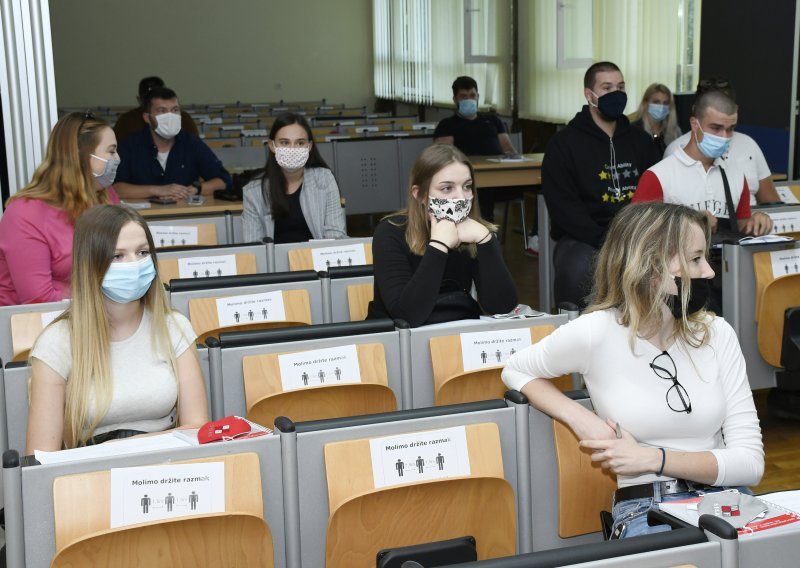 Studenti se vraćaju u predavaonice; dopuštaju se i ispiti u manjim skupinama 'licem u lice'