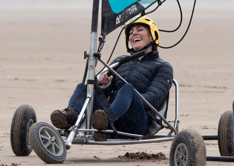 Ovakvu je još nismo vidjeli: Kate Middleton umirala od smijeha i jurila u neobičnom vozilu dok ju je princ William 'naganjao' po plaži