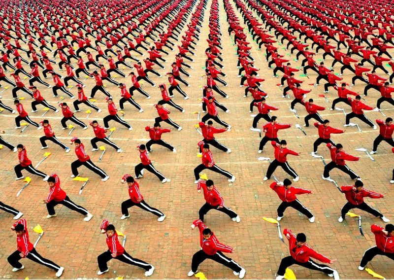 Tisuće Kineza na kolektivnim vježbama