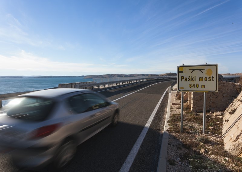 Zbog vjetra Paški most otvoren samo za osobna vozila
