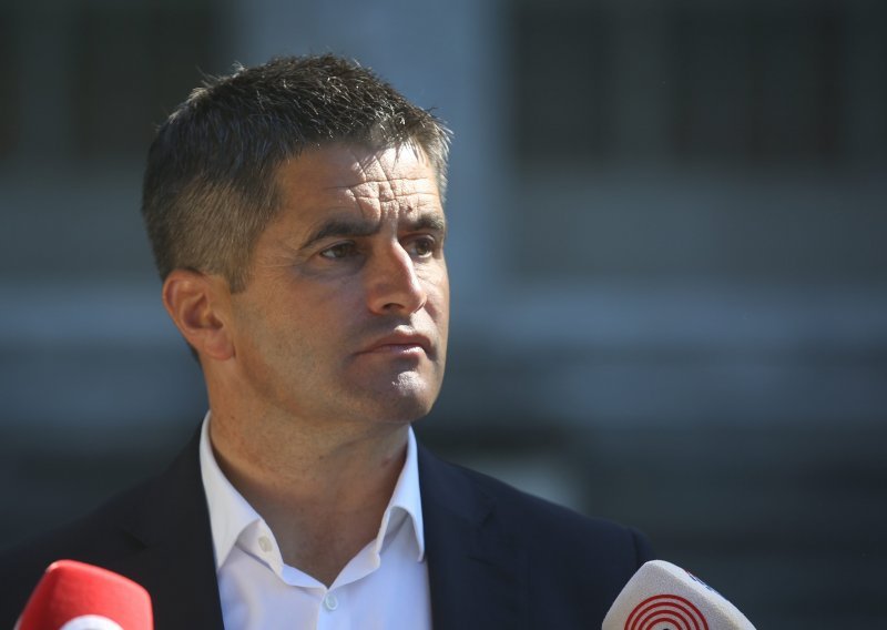 [FOTO] Mihanović traži da Ivošević povuče kandidaturu: On je verbalni terorist, normalan čovjek to ne može napisati