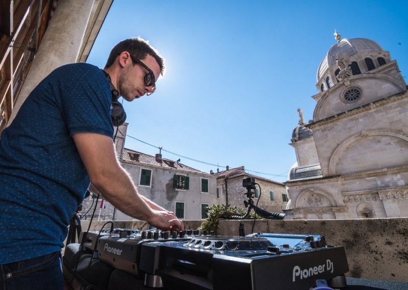 Producent jedinog festivala na otvorenom nastalog u doba pandemije, Andrija Bakula najavljuje: Ljeto na šibenskim tvrđavama otvaramo s dva festivalska dana i preko 20 vrhunskih izvođača!