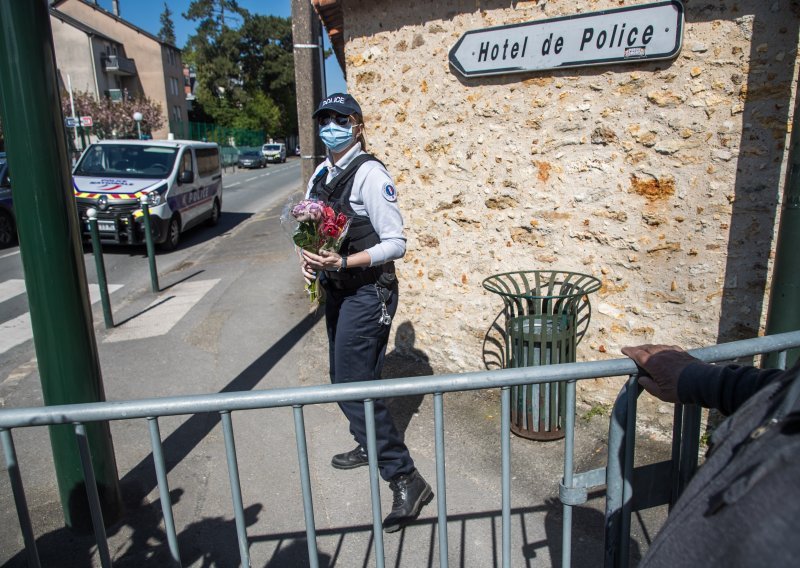 Muškarac nožem nasrnuo na policajku na sjeverozapadu Francuske, ona se u bolnici bori za život, napadač u pucnjavi sa žandarmerijom ubijen