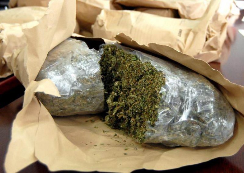 Zaplijenjeno kilogram marihuane, privedena dvojica