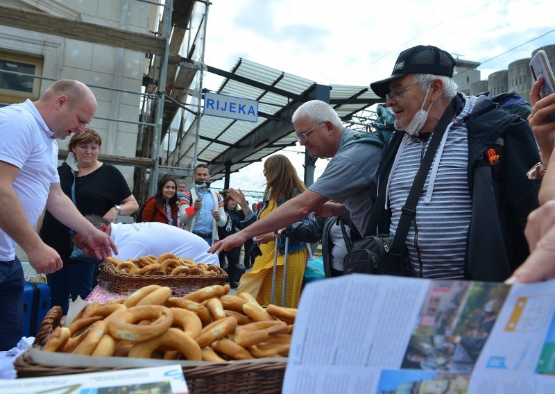 [FOTO] U Rijeku stigao prvi ovosezonski vlak iz Češke, iskrcalo se 150 putnika, ostali produžili za Split