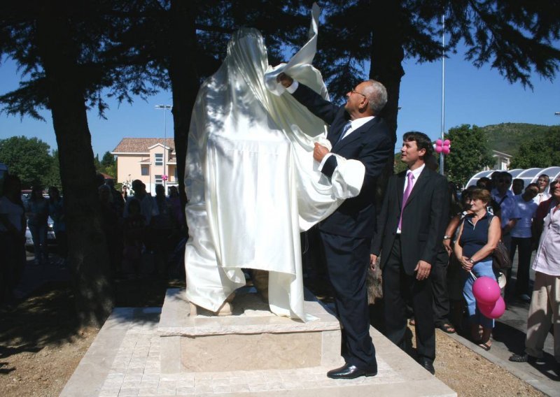 Imoćani podigli spomenik Matanu