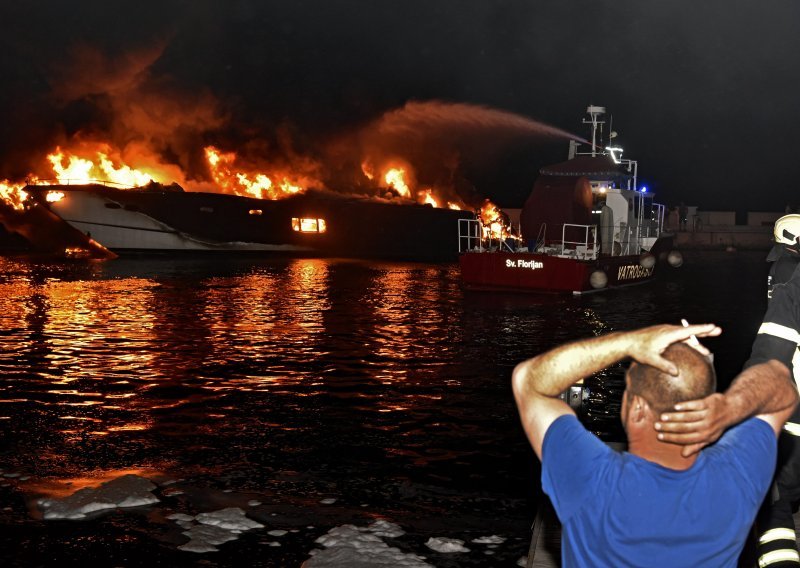[FOTO/VIDEO] Strašan požar u marini u Kaštel Gomilici, izgorjelo pet većih jahti, stručnjak očekuje višemilijunsku štetu, vlasnik marine otkrio što se zapravo desilo