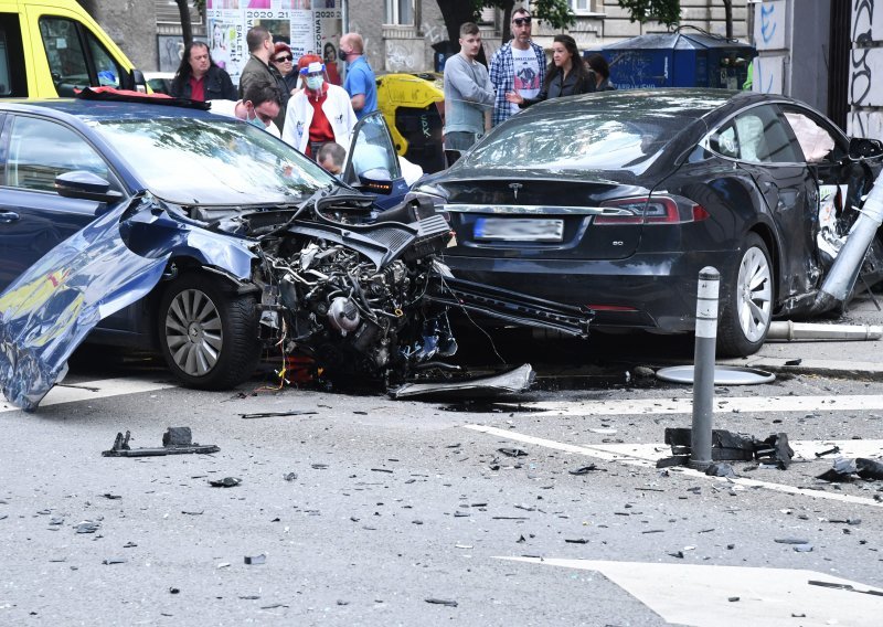 [FOTO] Krš i lom u Zagrebu: U prometnoj nesreći više osoba ozlijeđeno