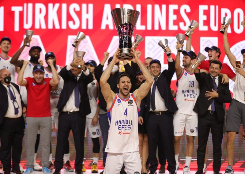 Kruno Simon postao prvak Europe; Anadolu Efes nakon prave drame u finalu pobijedio Barcelonu za prvi naslov u povijesti