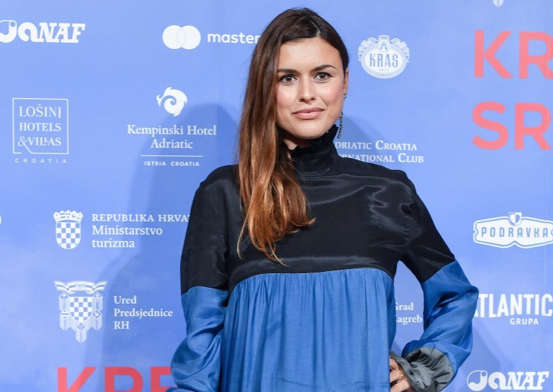 U korak s trendovima: Anitu Broadfoot osvojile 'ružne' sandale koje ne prestaju oduševljavati zaljubljenice u modu
