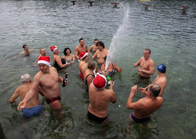 Puljani kupanjem proslavili ulazak u Novu godinu