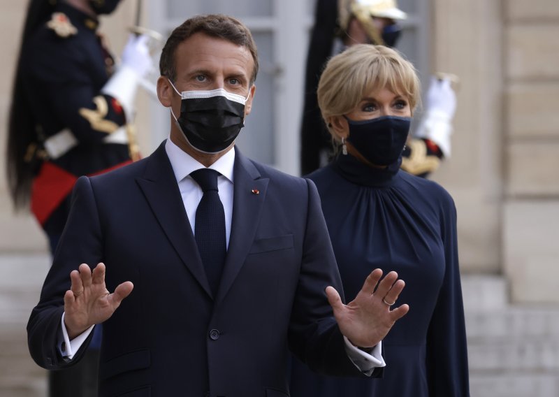 Emmanuel Macron i supruga Brigitte cijepljeni protiv covida