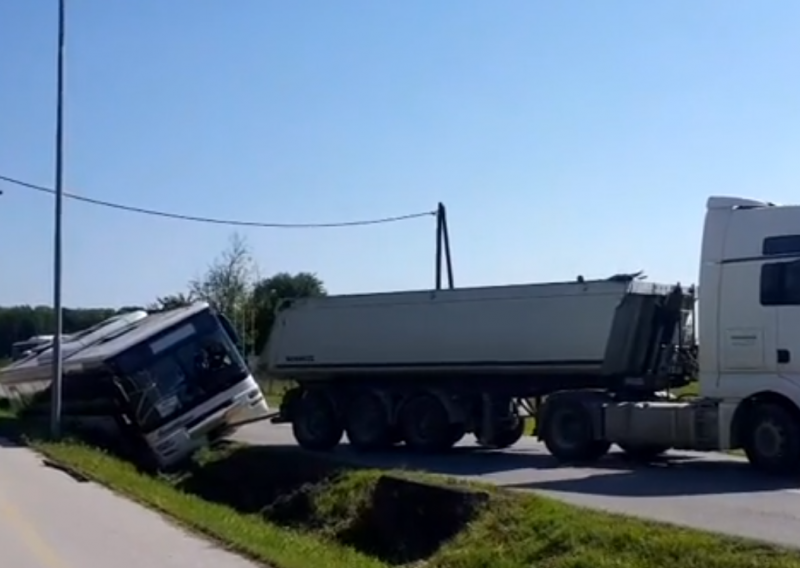 [VIDEO] U Koprivnici autobus sletio u jarak, u tijeku izvlačenje