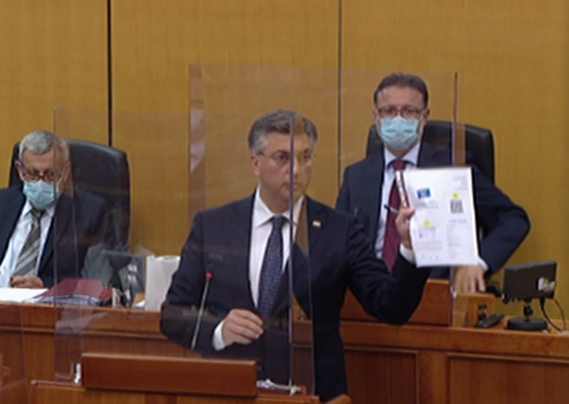 [FOTO] Plenković u Saboru branio Beroša, pokazao covid-potvrdu, a Hajdašu Dončiću poručio da je 'malo nervožast'