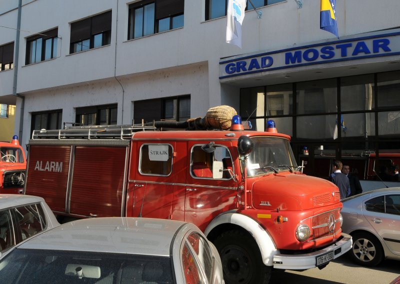 Podmetnuli požar u kafiću, jednom počinitelju se zapalila noga, a vatrogasci u zadnji čas spasili stambenu zgradu