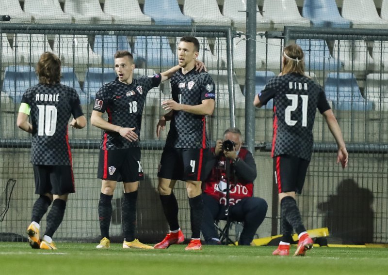 Cijela Hrvatska stala uz Vatrene. Pogledaj kako zajedno navijaju školarci, sportaši, zvijezde!