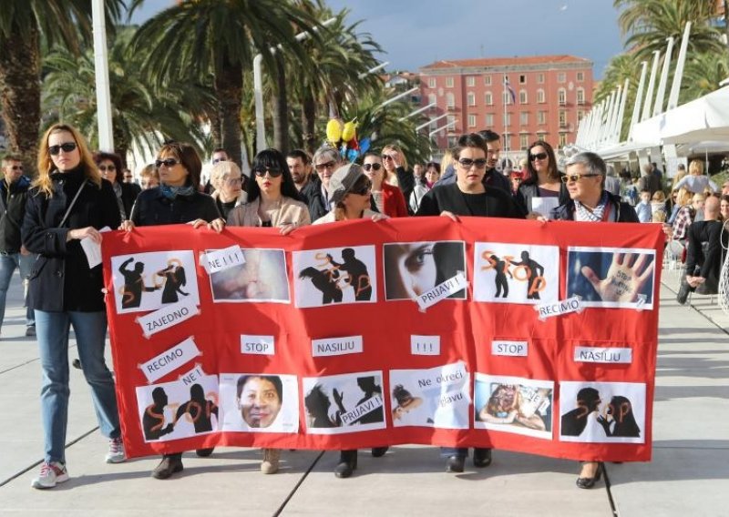 SDP-ovke marširale protiv nasilja nad ženama i terorizma
