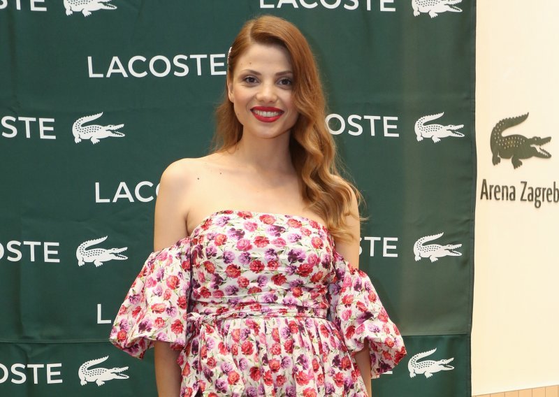 Lejla Filipović ima odličnu ljetnu haljinu laskavog kroja koja pouzdano naglašava figuru