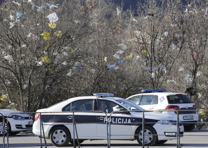 Filmska potjera u Mostaru: Švercer migrantima gurao policijsko vozilo s ceste