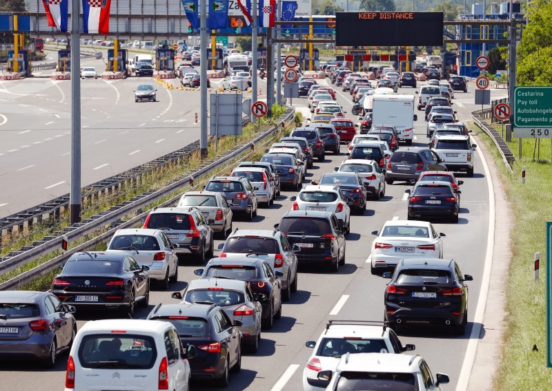 [VIDEO/FOTO] Gužve na granicama i autocestama: Kolone se s Lučkog preselile prema Kvarneru i Istri, na Rupi se čeka sat i pol