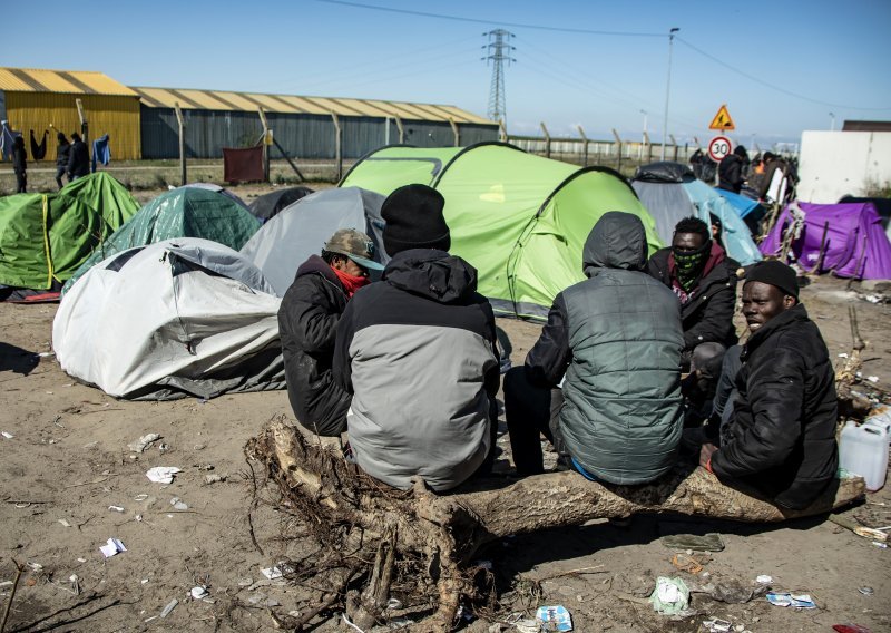 Francuska uklonila migrantski kamp kod Calaisa