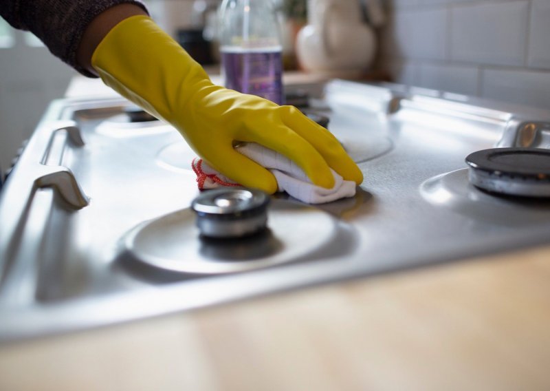 Genijalan trik: Video koji prikazuje kako lakše očistiti štednjak postao je viralni hit