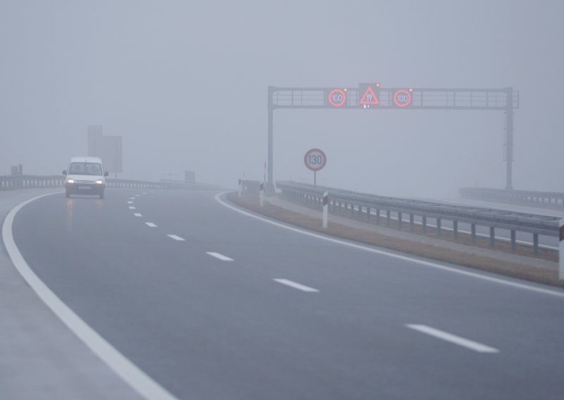 Smanjena vidljivost na cestama zbog magle u Lici