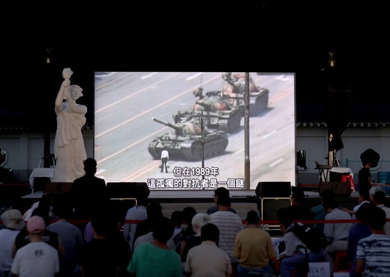 Fotografija prosvjednika koji stoji ispred tenka nestala s Binga