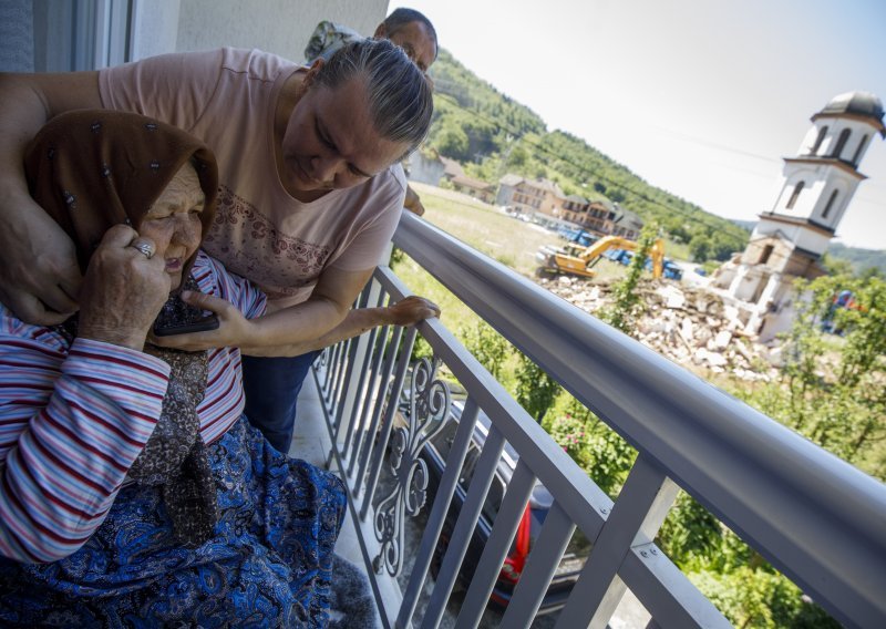[FOTO/VIDEO] Fata Orlović se izborila za pravdu: Kod Srebrenice srušena pravoslavna crkva izgrađena u njenom obiteljskom dvorištu