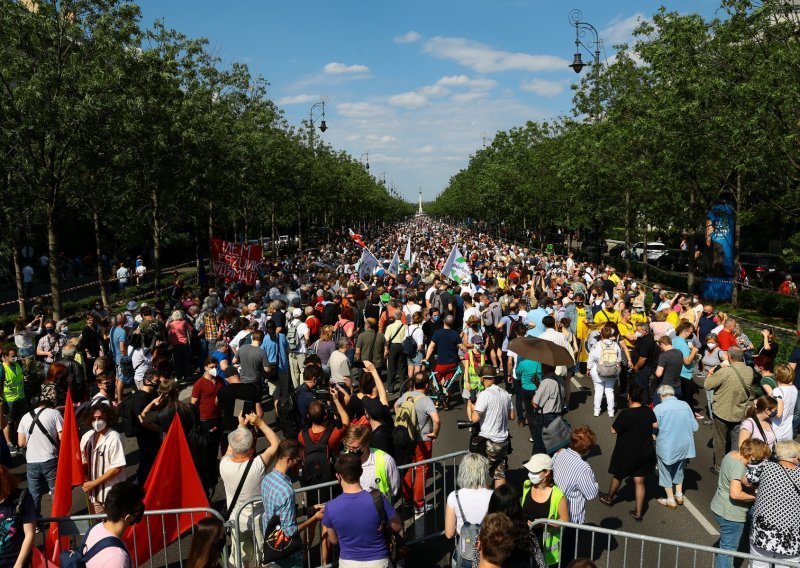 Tisuće ljudi u Budimpešti prosvjedovale protiv kineskog sveučilišta: 'Nećete nas kolonizirati'
