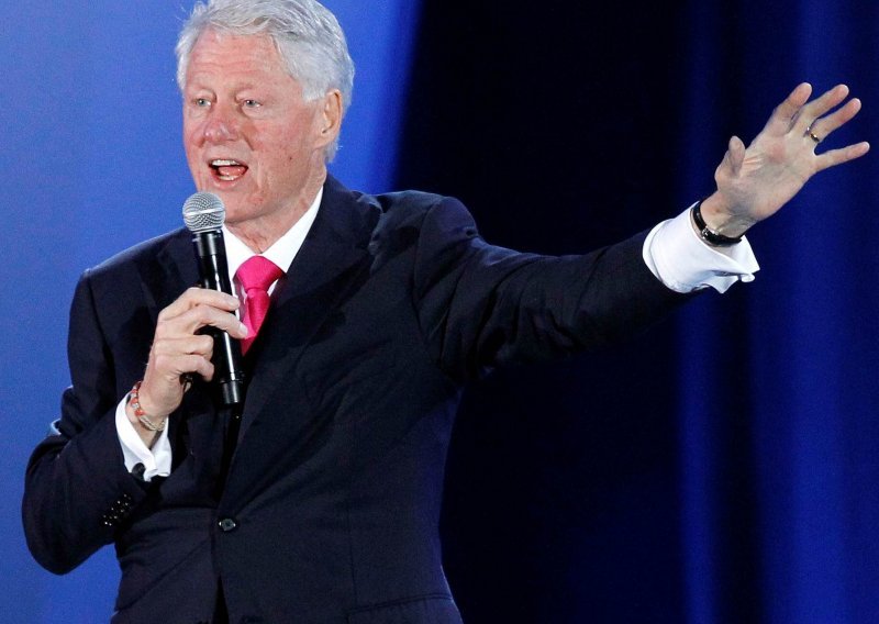 Hillary i Bill Clinton 2015. godine zaradili 10,6 milijuna dolara