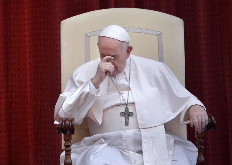 Papa Franjo primljen u bolnicu, mora operirati debelo crijevo