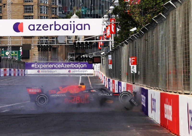 [FOTO] Vodeći Max Verstappen jurio je više od 300 km/h, a onda mu je pukla guma te se zabio u zid; nakon toga je na utrci za Veliku nagradu Azerbajdžana zavladao totalni kaos