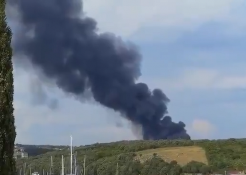 [FOTO/VIDEO] Gusti dim iznad Pule: Požar u Marini Veruda prošao bez žrtava i veće materijalne štete