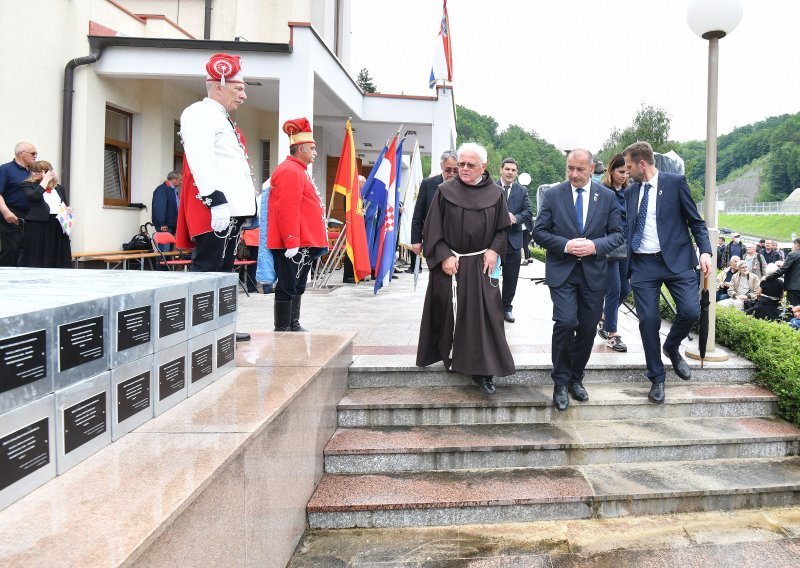 [FOTO/VIDEO] U Macelju pokopani ostaci 84 žrtve križnoga puta, potpredsjednik vlade Medved: Nikad nećemo prestati tražiti i iskapati ljude