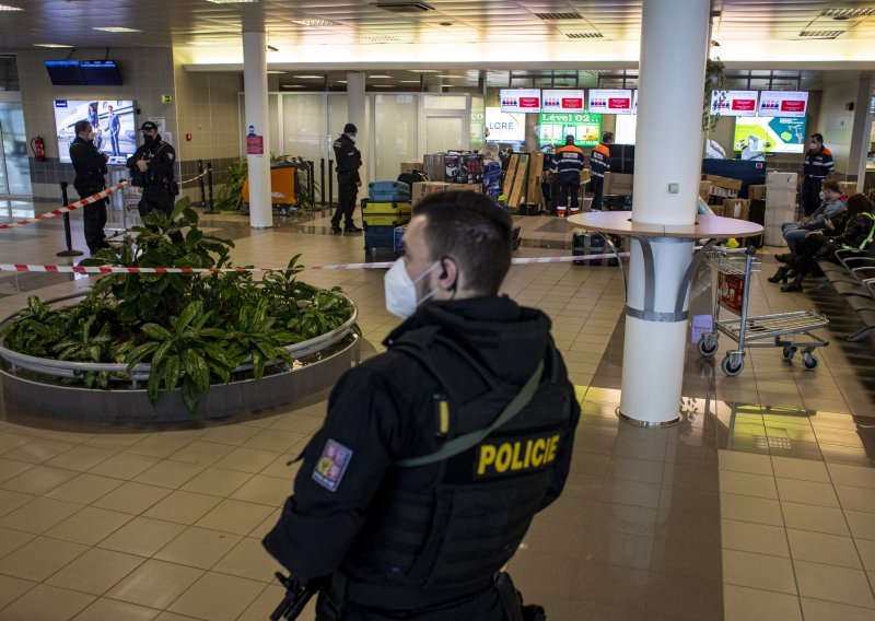 Otišli na odmor u Tunis, a po povratku u Češku dočekalo ih iznenađenje: 140 putnika zadržano na aerodromu zbog sumnje da su lažirali testove na koronavirus