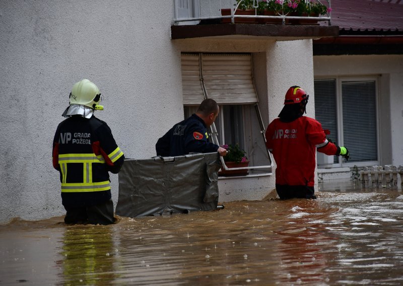 [FOTO/VIDEO] Zbog jake kiše Požega i okolica pod vodom, u Vidovcima snažna bujica nosila sve pred sobom