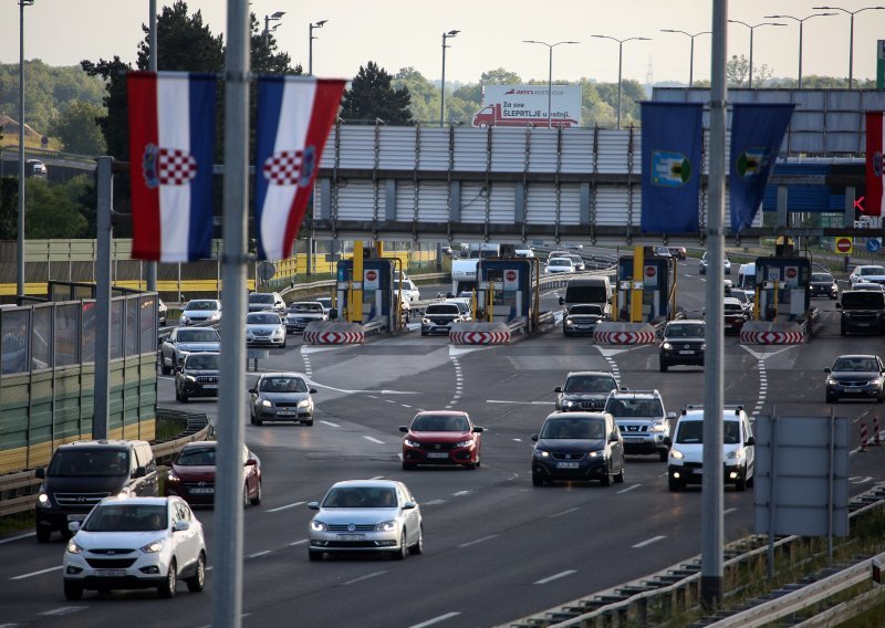 [VIDEO/FOTO] Kraj produženog vikenda: Kolone putnika s mora se prelijevaju na granične prijelaze, za izlazak iz Hrvatske čeka se i 2 sata