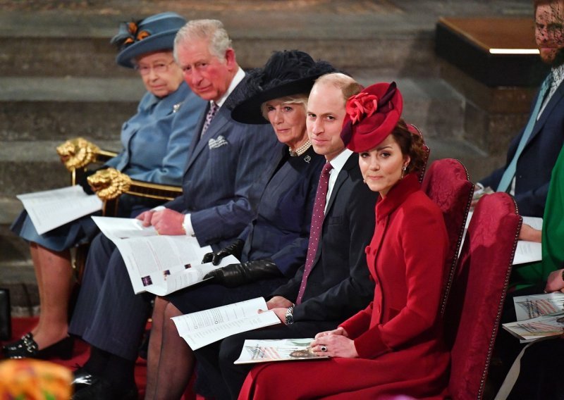 Ovako je kraljevska obitelj reagirala na dolazak prinove Meghan Markle i princa Harryja