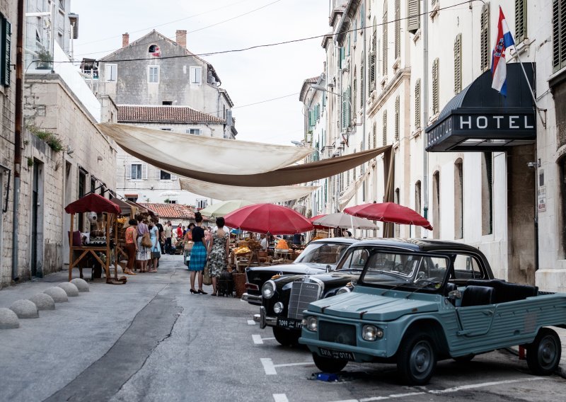 [FOTO] Kadrovi britanske serije sada se snimaju u Splitu; Centar grada okupirali oldtimeri