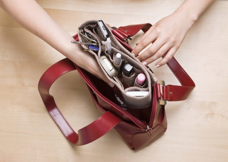 Što svaka žena mora imati u torbici, a nije kozmetika